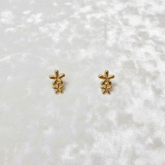Flower-Shaped Anti-Tarnish Earrings.